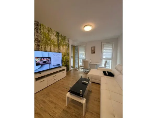 Tirane, jepet me qera apartament 2+1 Kati 5, 92 m² (Qendra Tregtare Univers)