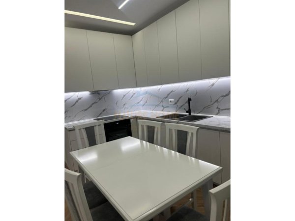 Tirane, jepet me qera apartament 2+1 Kati 6, 115 m² 800 € (ne zonen e Porcelanit, Rezidenca Erli.)