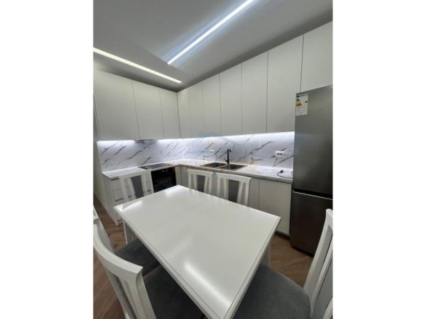 Tirane, jepet me qera apartament 2+1 Kati 6, 115 m² 800 € (ne zonen e Porcelanit, Rezidenca Erli.)