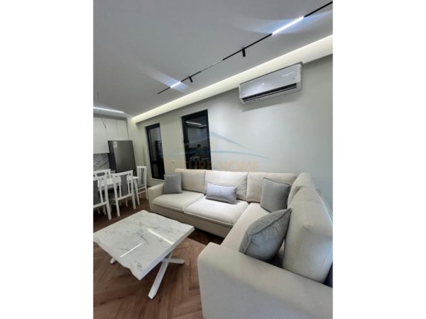 Tirane, jepet me qera apartament 2+1 Kati 6, 115 m² 800 € (ne zonen e Porcelanit, Rezidenca Erli.)