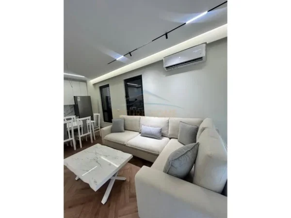 Tirane, jepet me qera apartament 2+1 Kati 6, 115 m² 800 € (ne zonen e Porcelanit, Rezidenca Erli.)