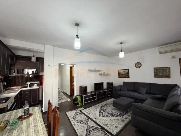 Tirane, jepet me qera apartament 3+1 Kati 3, 100 m² 500 € (Fresk)