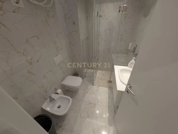 Tirane, shitet apartament 3+1 Kati 4, 216 m² (Rruga e Barrikadave)