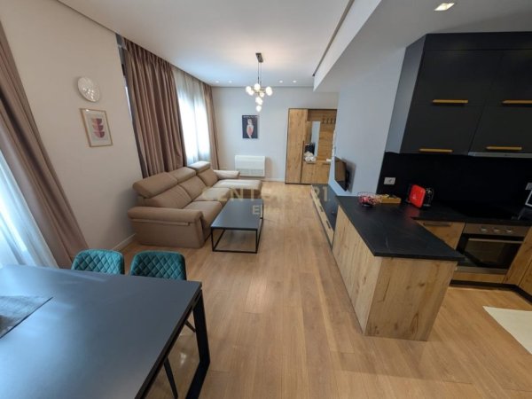 Tirane, shitet apartament 3+1 Kati 4, 216 m² (Rruga e Barrikadave)