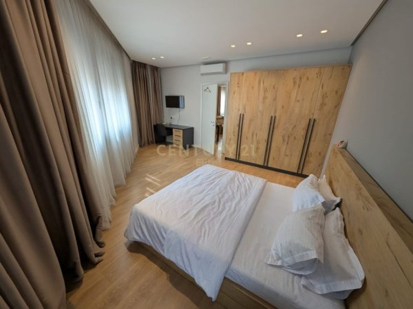 Tirane, shitet apartament 3+1 Kati 4, 216 m² (Rruga e Barrikadave)