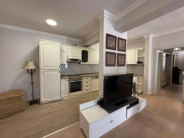 Tirane, jepet me qera apartament 3+1 Kati 6, 1.000 € 