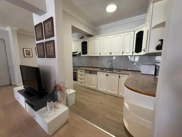 Tirane, jepet me qera apartament 3+1 Kati 6, 1.000 € 