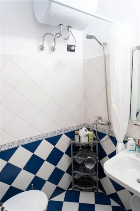 Tirane, jepet me qera zyre Kati 0, 25 m² 480 € (PAZARI I RI)