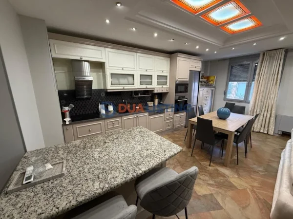 Tirane, jepet me qera apartament 3+1+Ballkon Kati 2, 1.300 € 