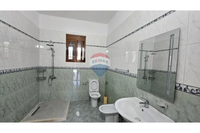 Vlore - Lungomare, jepet me qera apartament 1+1 Kati 5, 60 m² 250 € (Rruga Reshat Osmani)