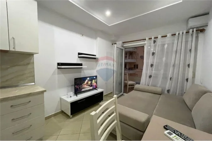 Vlore - Lungomare, jepet me qera apartament 1+1 Kati 5, 60 m² 250 € (Rruga Reshat Osmani)