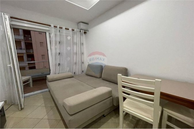 Vlore - Lungomare, jepet me qera apartament 1+1 Kati 5, 60 m² 250 € (Rruga Reshat Osmani)