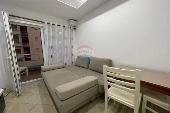 Vlore - Lungomare, jepet me qera apartament 1+1 Kati 5, 60 m² 250 € (Rruga Reshat Osmani)
