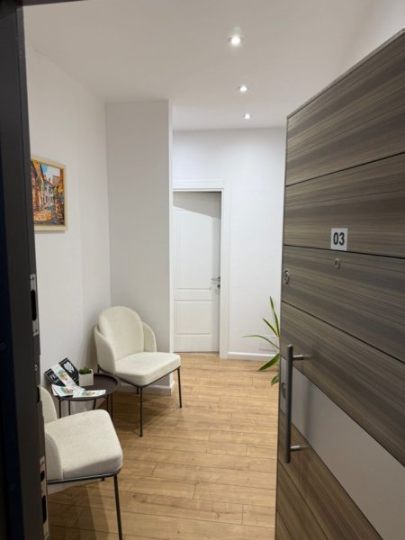 Tirane, jepet me qera nga Pronari, pa-komision zyre Kati 1, 100 m² 800 € (Rruga Kongresi i Manastirit, kompleksi ASL, mbi picerinë 3DDD)