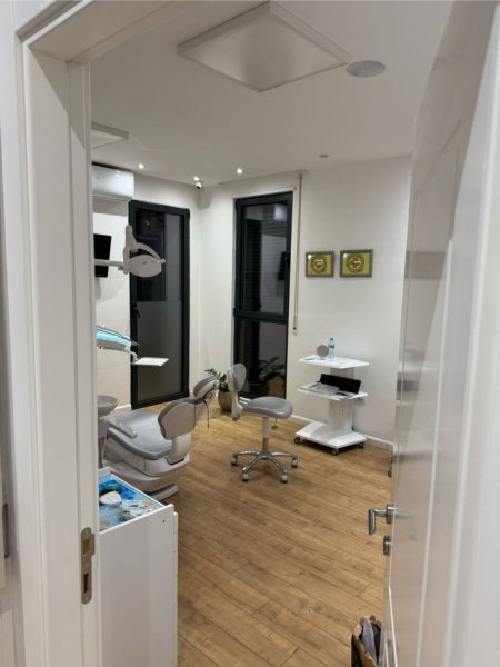 Tirane, jepet me qera nga Pronari, pa-komision zyre Kati 1, 100 m² 800 € (Rruga Kongresi i Manastirit, kompleksi ASL, mbi picerinë 3DDD)