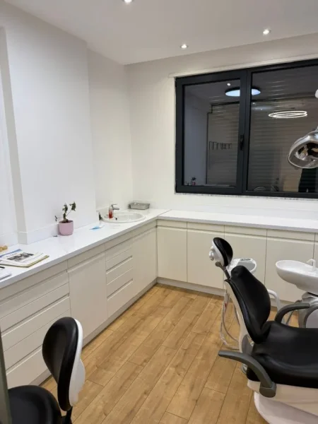 Tirane, jepet me qera nga Pronari, pa-komision zyre Kati 1, 100 m² 800 € (Rruga Kongresi i Manastirit, kompleksi ASL, mbi picerinë 3DDD)