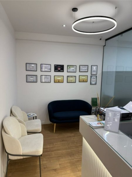 Tirane, jepet me qera nga Pronari, pa-komision zyre Kati 1, 100 m² 800 € (Rruga Kongresi i Manastirit, kompleksi ASL, mbi picerinë 3DDD)