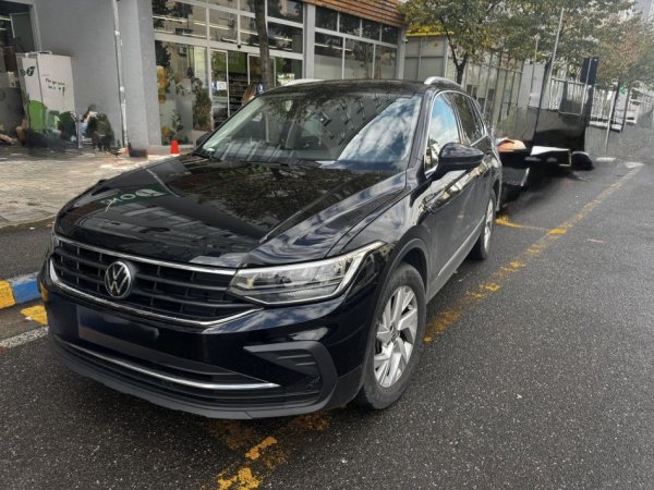 Tirane, shes SUV Volkswagen Tiguan Nafte, e zeze automatik Klima 57 km 26.000 €