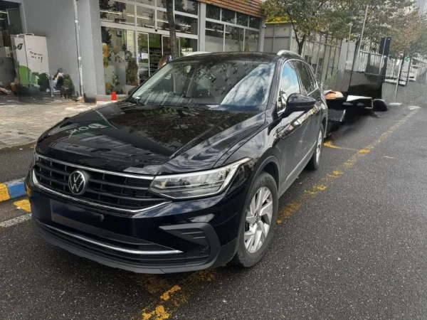 Tirane, shes SUV Volkswagen Tiguan Nafte, e zeze automatik Klima 57 km 26.000 €