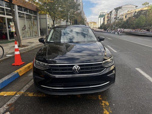 Tirane, shes SUV Volkswagen Tiguan Nafte, e zeze automatik Klima 57 km 26.000 €