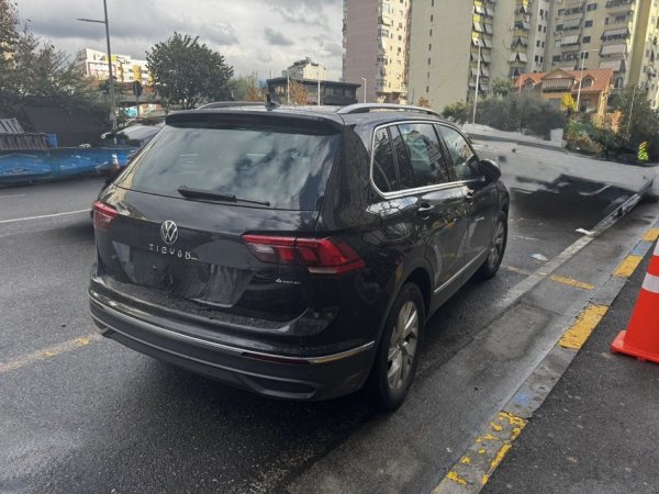 Tirane, shes SUV Volkswagen Tiguan Nafte, e zeze automatik Klima 57 km 26.000 €