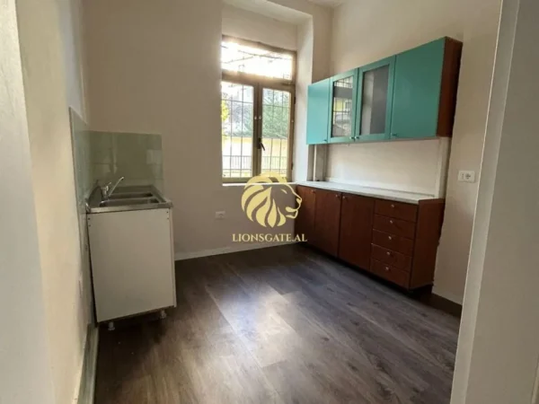 Tirane, jepet me qera ambjent biznesi , 72 m² 1.500 € (Medreseja)