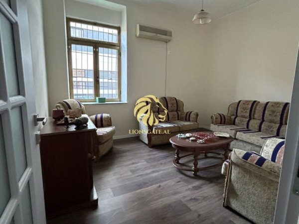 Tirane, jepet me qera ambjent biznesi , 72 m² 1.500 € (Medreseja)