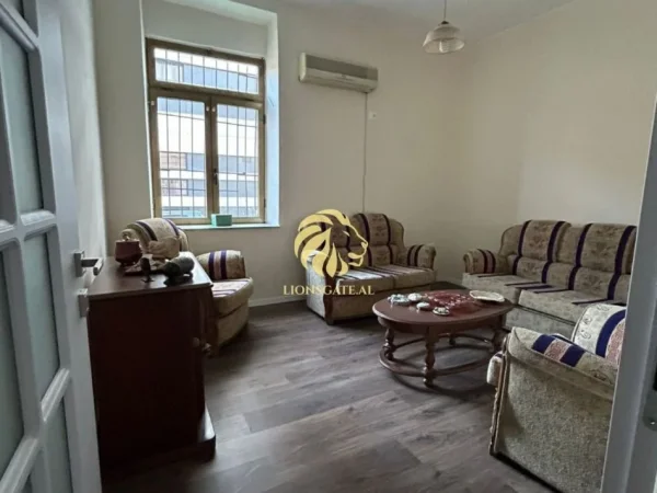 Tirane, jepet me qera ambjent biznesi , 72 m² 1.500 € (Medreseja)