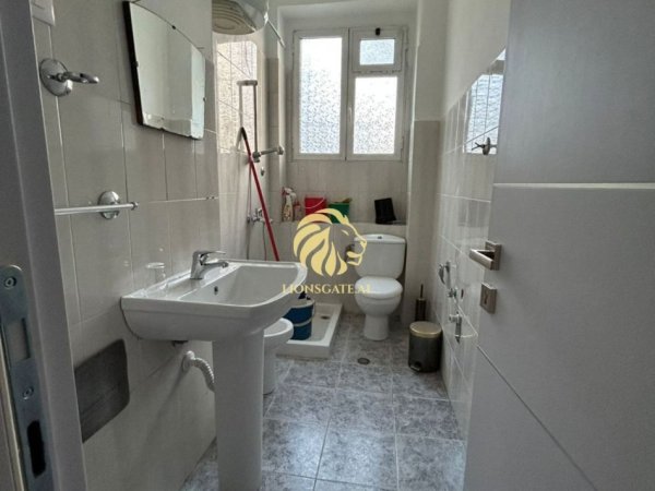 Tirane, jepet me qera ambjent biznesi , 72 m² 1.500 € (Medreseja)