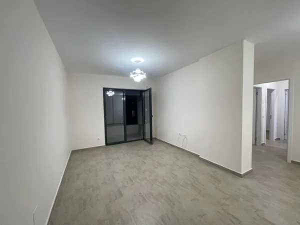 Tirane, jepet me qera ambjent biznesi Kati 3, 110 m² 700 € (Bulevardi i Ri)