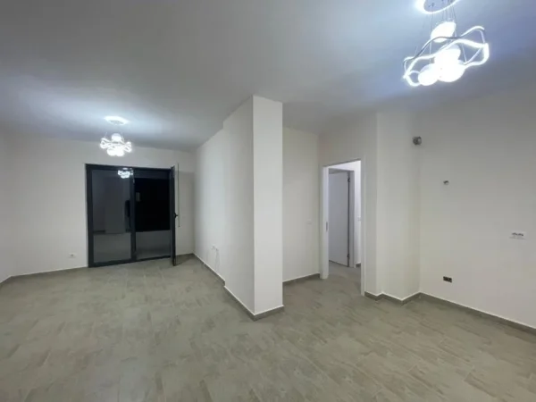Tirane, jepet me qera ambjent biznesi Kati 3, 110 m² 700 € (Bulevardi i Ri)