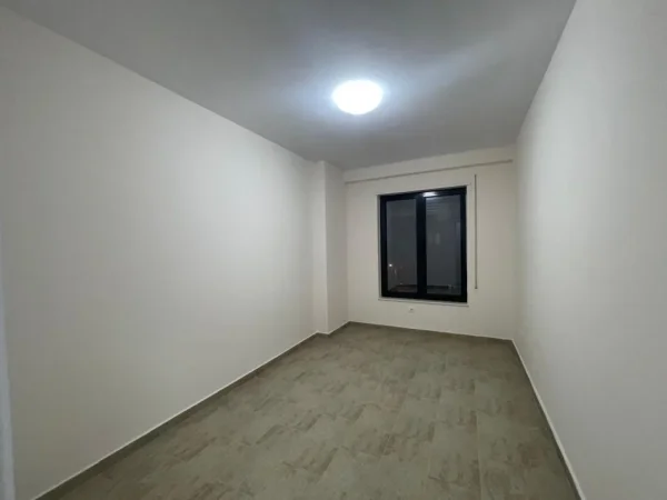 Tirane, jepet me qera ambjent biznesi Kati 3, 110 m² 700 € (Bulevardi i Ri)