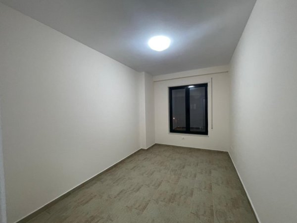 Tirane, jepet me qera ambjent biznesi Kati 3, 110 m² 700 € (Bulevardi i Ri)