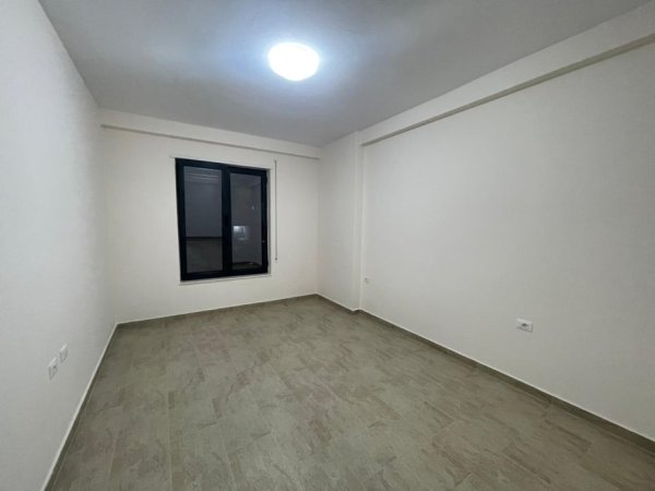 Tirane, jepet me qera ambjent biznesi Kati 3, 110 m² 700 € (Bulevardi i Ri)