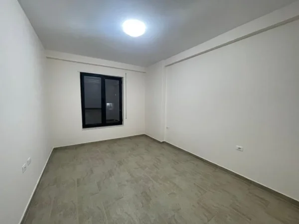 Tirane, jepet me qera ambjent biznesi Kati 3, 110 m² 700 € (Bulevardi i Ri)