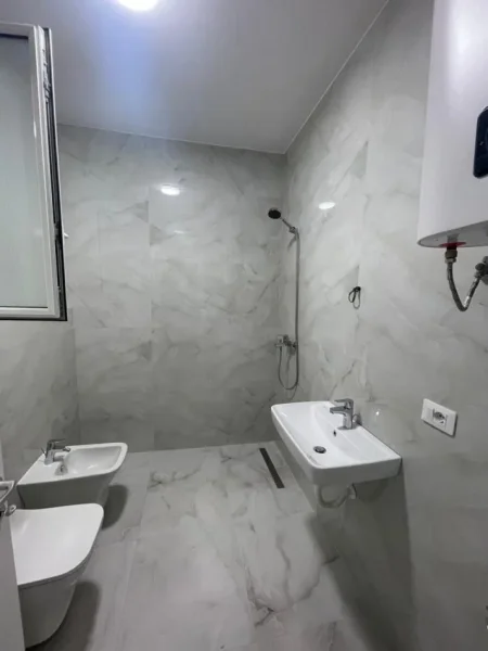 Tirane, jepet me qera ambjent biznesi Kati 3, 110 m² 700 € (Bulevardi i Ri)