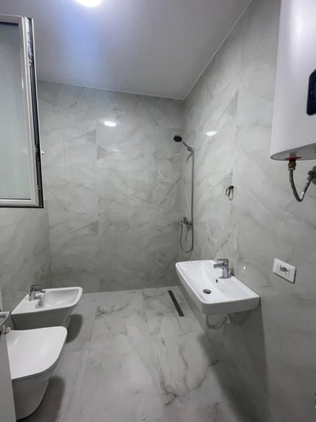 Tirane, jepet me qera ambjent biznesi Kati 3, 110 m² 700 € (Bulevardi i Ri)
