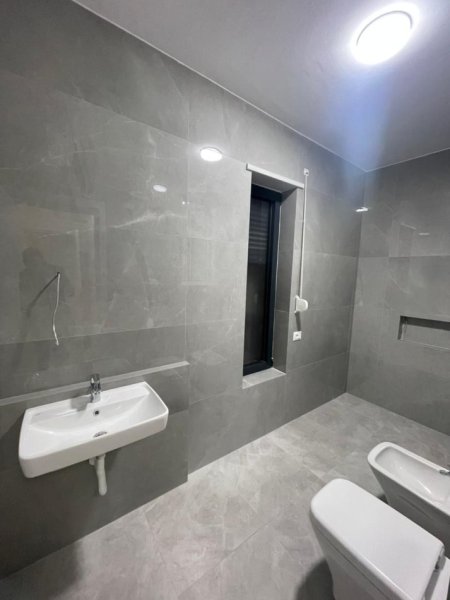 Tirane, jepet me qera ambjent biznesi Kati 3, 110 m² 700 € (Bulevardi i Ri)