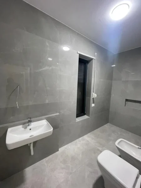 Tirane, jepet me qera ambjent biznesi Kati 3, 110 m² 700 € (Bulevardi i Ri)