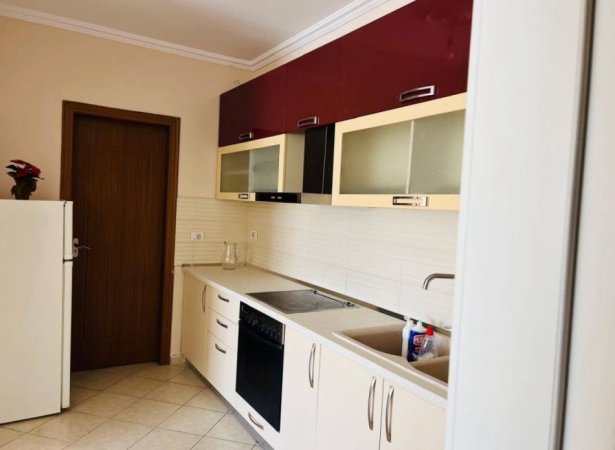 Tirane, jepet me qera apartament 2+1 Kati 4, 100 m² 450 € (YZBERISHT)