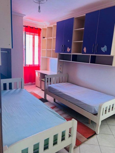 Tirane, jepet me qera apartament 2+1 Kati 4, 100 m² 450 € (YZBERISHT)