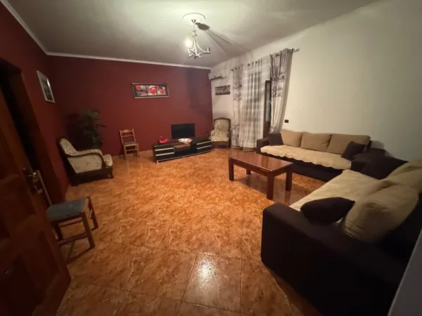 Tirane, jepet me qera apartament 2+1 Kati 2, 400 € 