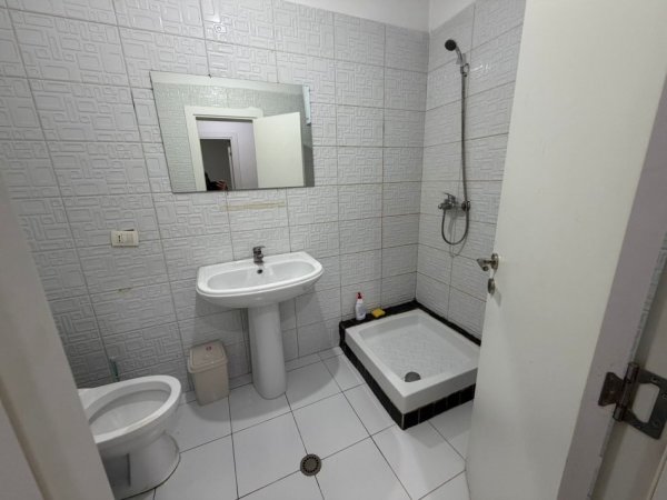 Tirane, jepet me qera apartament 1+1 Kati 6, 50 m² 350 € (Rruga Mikel Maruli)