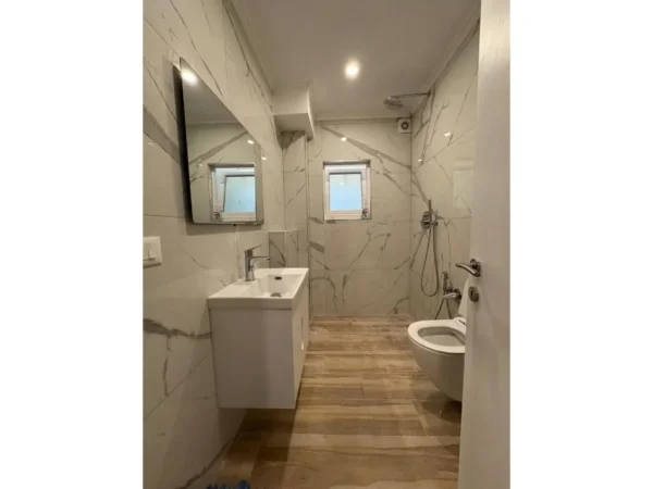 Tirane, shitet apartament 1+1 Kati 1, 78 m² 175.000 € (Fundi i stacionit te Tiranes se Re)