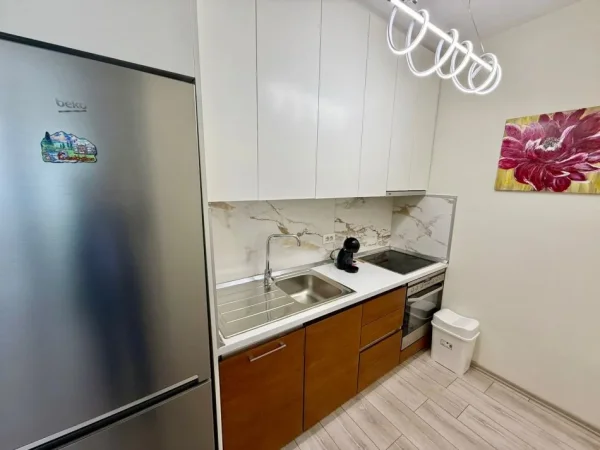 Tirane, jepet me qera apartament 1+1+Ballkon Kati 8, 70 m² 900 € 