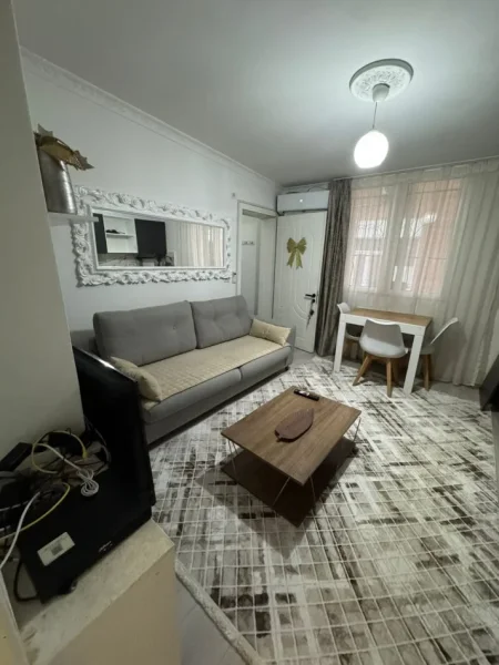 Tirane, jepet me qera apartament 1+1 Kati 0, 70 m² 450 € (rruga dibres)