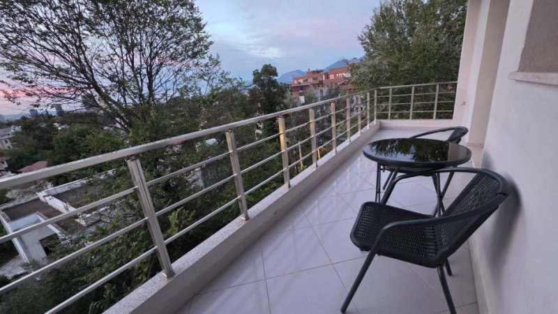 Tirane, jepet me qera apartament 1+1+Ballkon Kati 4, 70 m² 430 € (Ambasada Kuvajt)