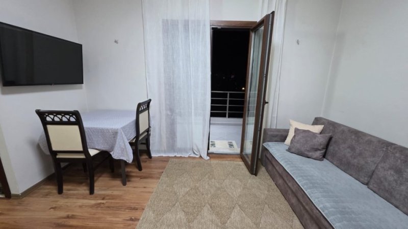 Tirane, jepet me qera apartament 1+1+Ballkon Kati 4, 70 m² 430 € (Ambasada Kuvajt)