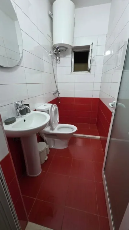 Tirane, jepet me qera apartament 1+1+Ballkon Kati 4, 70 m² 430 € (Ambasada Kuvajt)