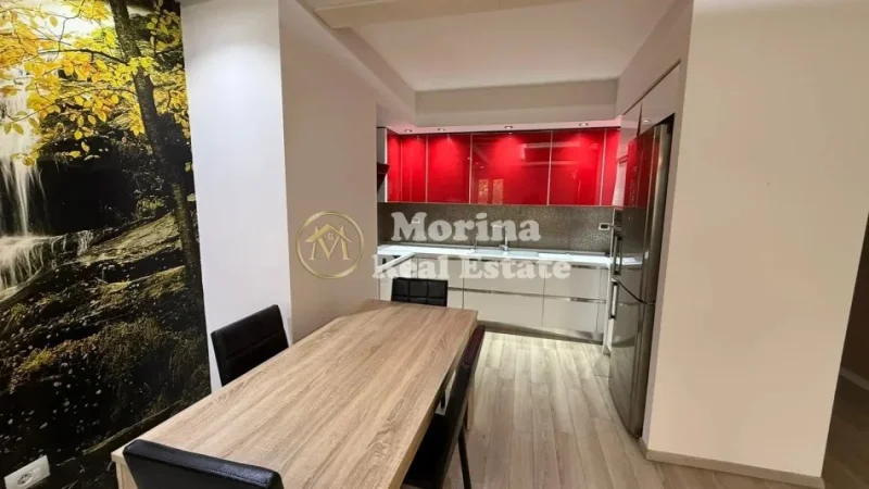 Tirane, jepet me qera apartament 3+1 Kati 1, 124 m² 1.500 € (Blloku)